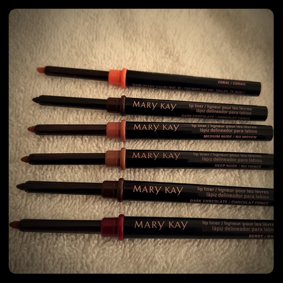 Makeup - Picture 1 of 1